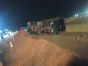 Carreta carregada tomba em vala da duplicação da BR-163 em Vera; Vídeo
