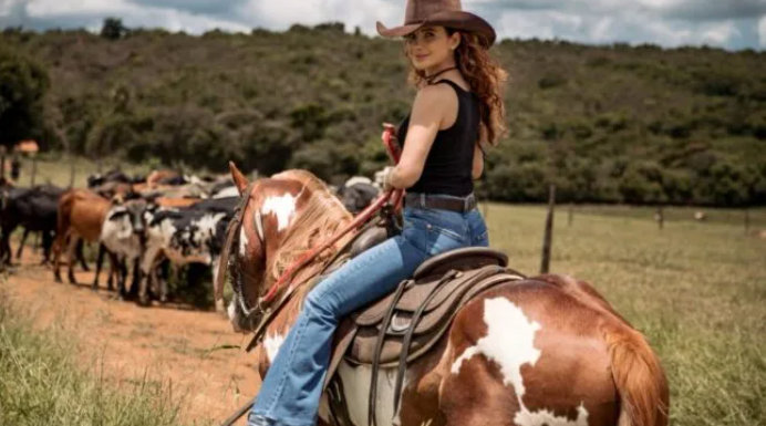 Aos 41 anos, Paula Fernandes recusa tradição de 100 anos do meio sertanejo e proíbe a criação de gado em sua fazenda