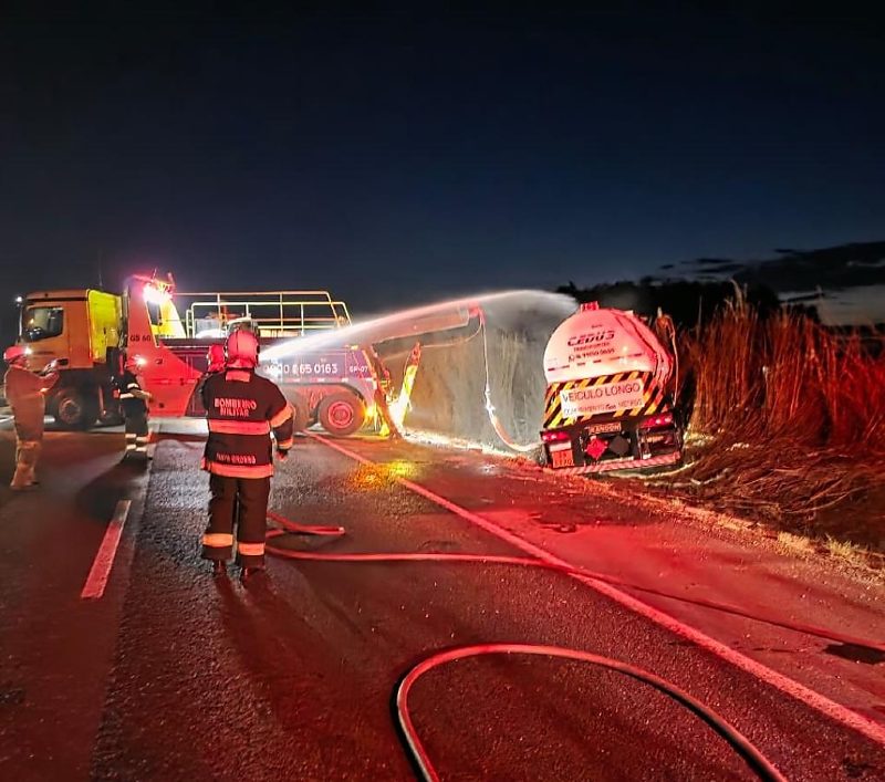 Carreta com 35 mil litros de etanol tomba na BR-163 em MT e rodovia fica interditada por horas
