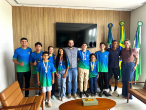 Atletas de Badminton de Vera conquistam medalhas em competição estadual em Colíder e recebem homenagem