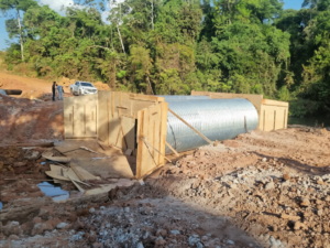 Prefeitura de Vera substitui ponte de madeira por tubo arco e melhora acesso na região do Rio Engano