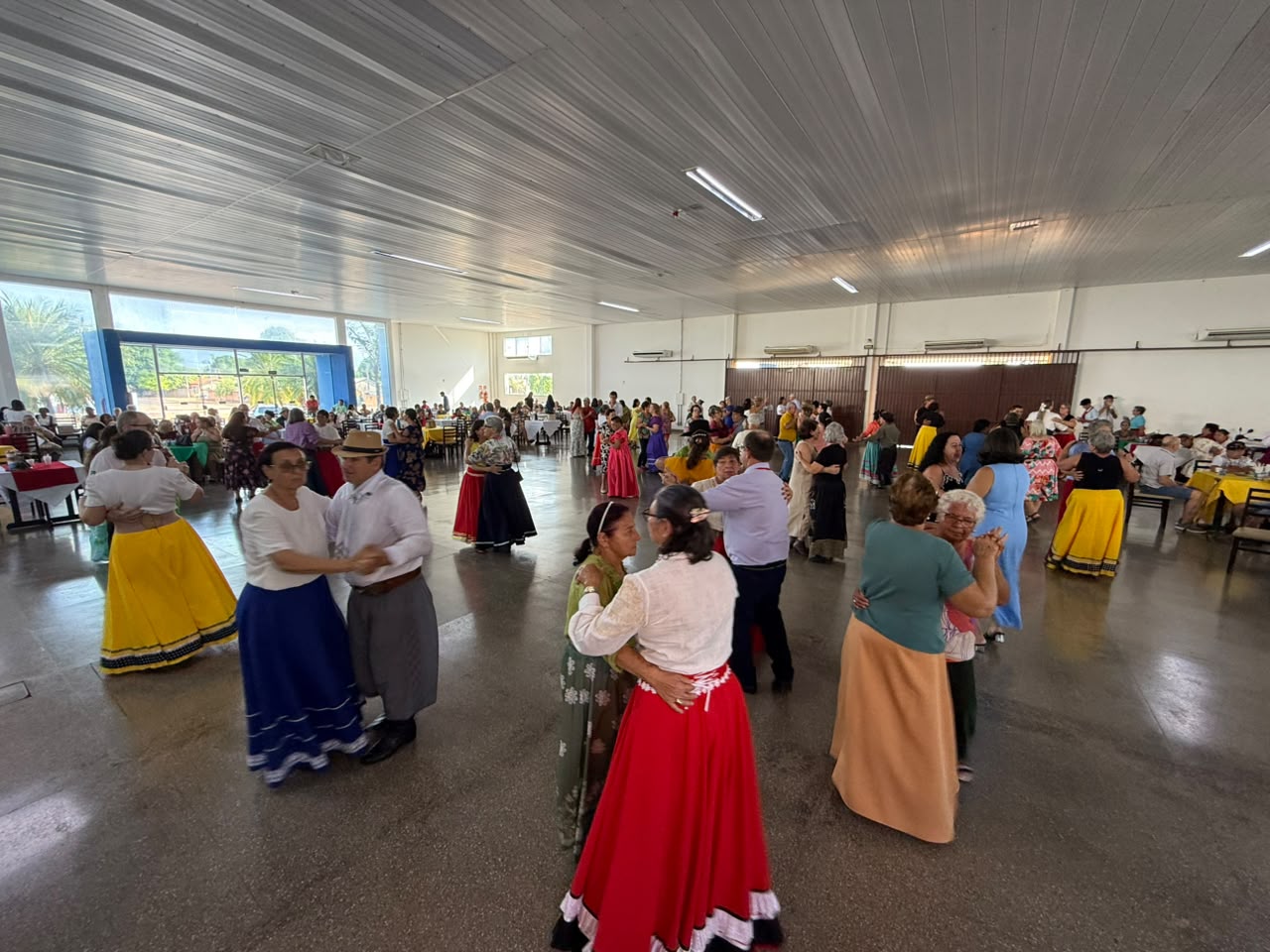 Festa da Terceira Idade reúne quase 300 idosos em Vera em celebração à cultura gaúcha