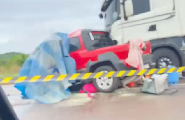 Duas pessoas morrem em batida entre carro e carreta na BR-364 em MT