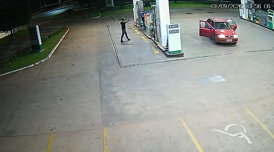 Câmeras flagram trio armado roubando posto de combustíveis em MT; vídeo