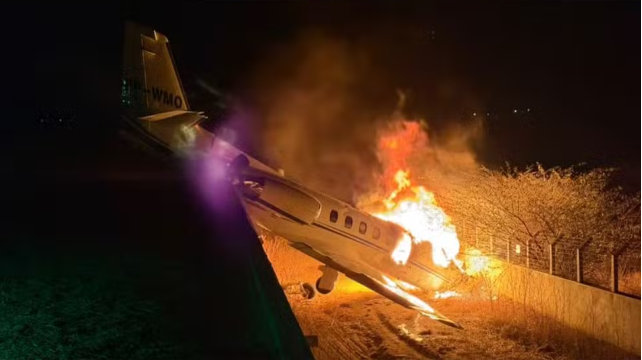 Vídeo: Avião com cantor Rey Vaqueiro pega fogo após sair da pista em pouso no interior do RN