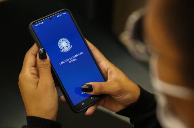 Brasil bate recorde com 103 milhões de pessoas ocupadas; mulheres puxam avanço desde 2012
