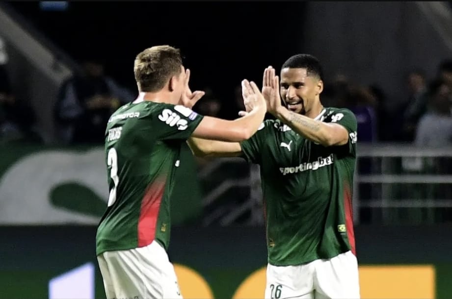 Com jogador a mais desde os 38, Palmeiras vence São Paulo e dorme na liderança do Brasileiro