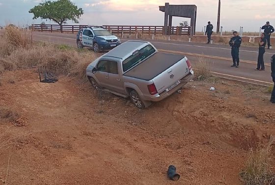Bandido rouba Amarok, sequestra mulher e morre em confronto com a polícia em MT