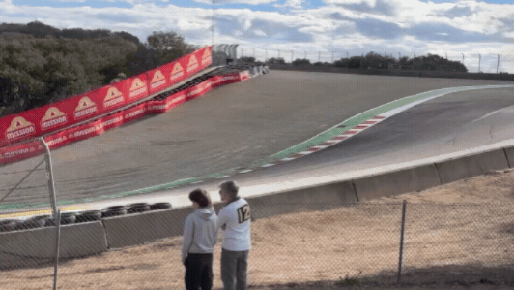 Piloto perde controle de Porsche em curva perigosa, carro é lançado para fora da pista e se parte ao meio