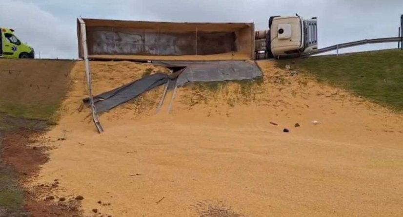Carreta tomba, derruba carga e interdita parcialmente viaduto na BR-163 em Sinop