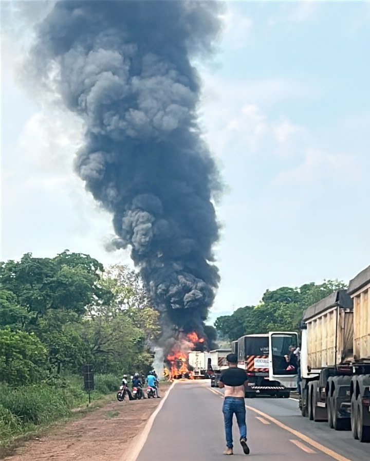 Vídeo: Colisão entre veículos de carga provoca incêndio, deixa um morto e interdita a BR-364 em Rosário Oeste
