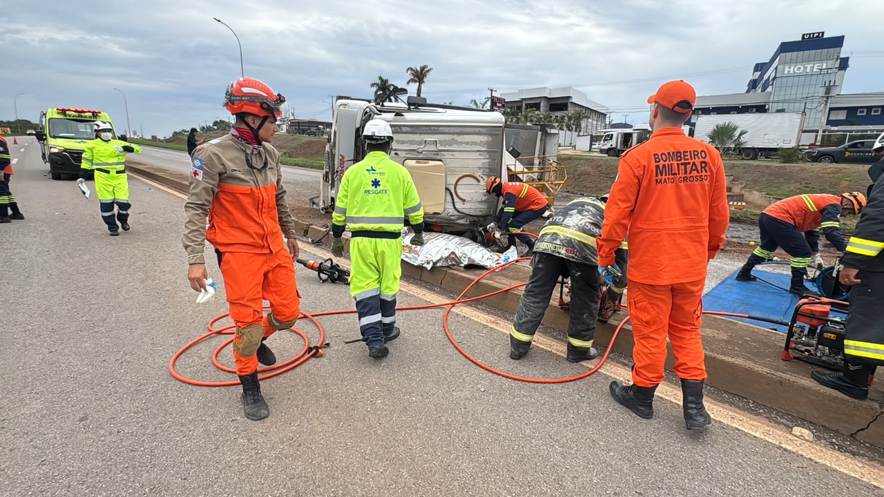 Vídeo: Motorista morre após caminhão carregado de brita tombar na BR-163 em Sorriso