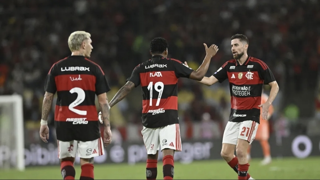 Flamengo vence Atlético-MG com gol nos acréscimos e mantém liderança do Brasileirão
