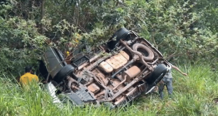Carro com quatro ocupantes capota durante chuva entre Sorriso e Tapurah