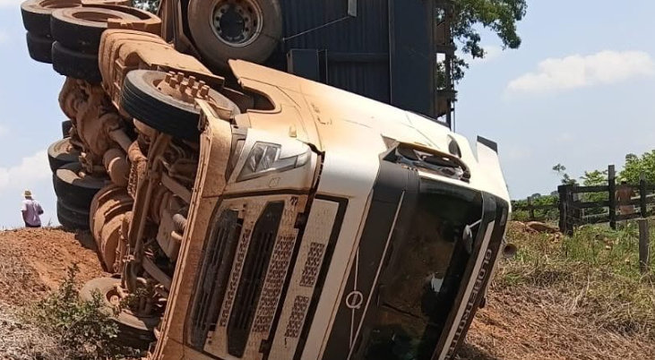 Carreta com bois tomba na MT-325 em Alta Floresta e motorista fica ferido