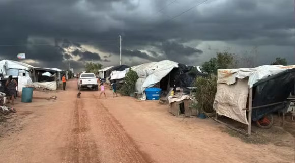 Famílias vivem em acampamento improvisado há 20 anos à espera de assentamento em área de fazenda em MT