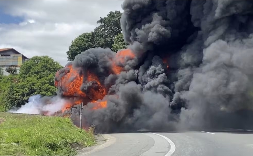 Baú de caminhão pega fogo e interdita alça de acesso da SP-340 em Campinas; Vídeo