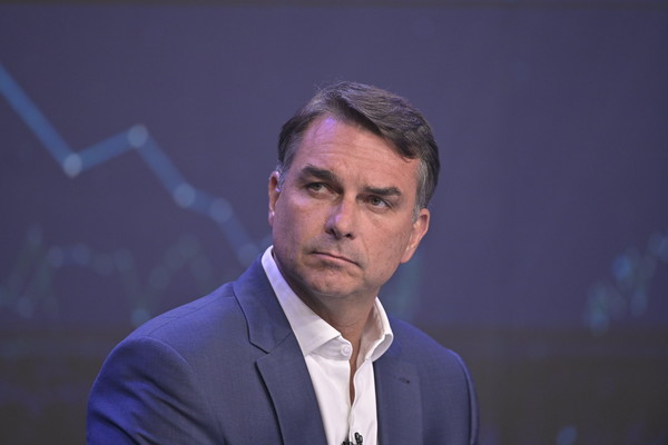O que pode acontecer com Flávio Bolsonaro nos EUA se democratas derrotarem Trump no Congresso?