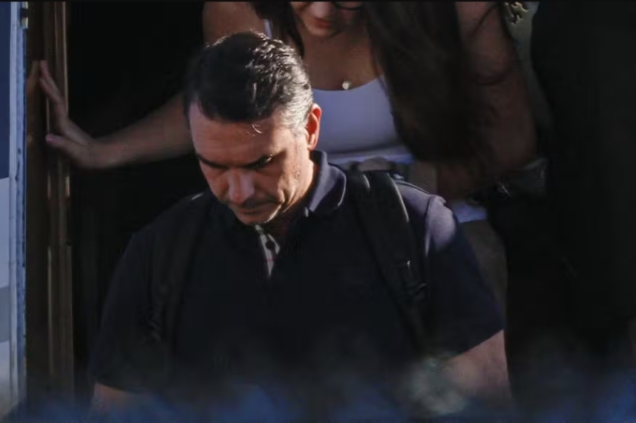Temendo o mesmo destino do pai, Jair, Flávio Bolsonaro chega aos Estados Unidos