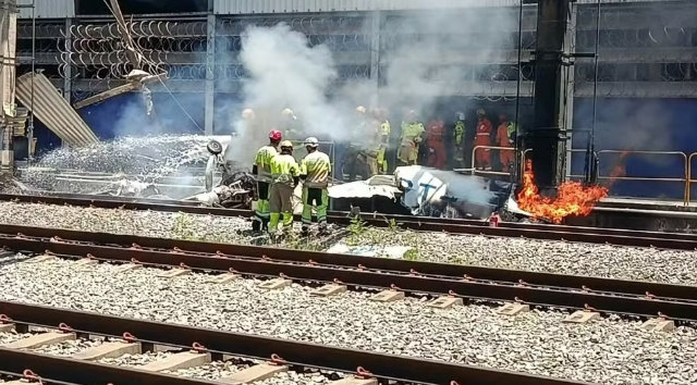 Avião cai e pega fogo sobre os trilhos de estação de trem em BH; piloto morreu