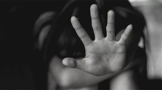 Maníaco estupra “amiga” durante visita e abusa da filha dela de 5 anos