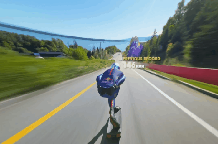 Skatista espanhol bate recorde mundial de velocidade em descida a 151,83 km/h; assista